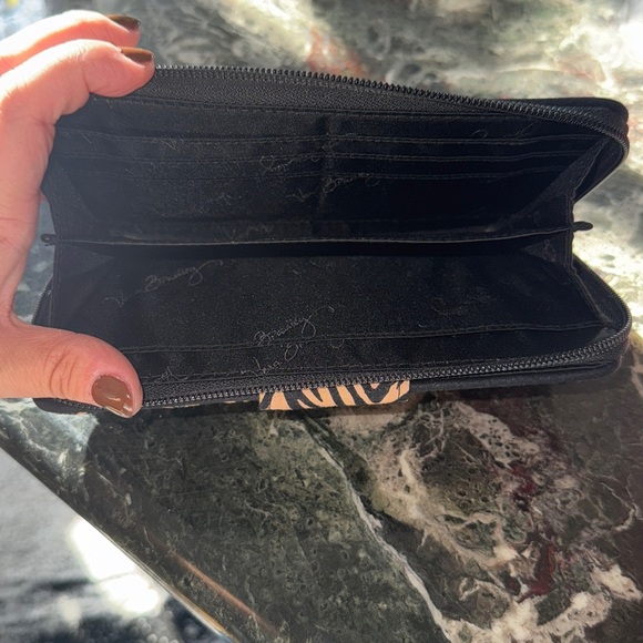 Vera Bradley Black and Tan quilted Turlock wallet NWT - Picture 5 of 8